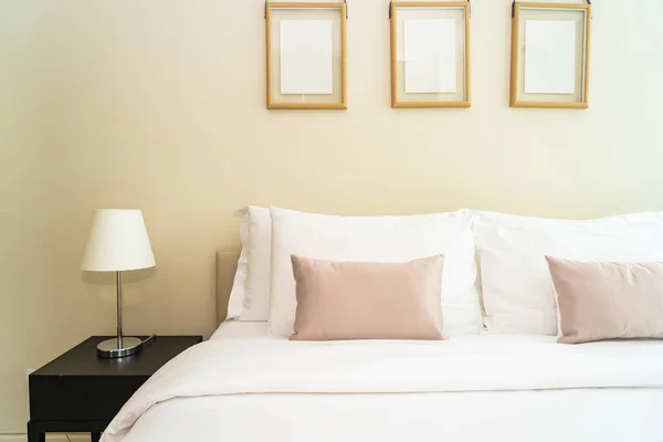 침대 장식의 내부에 있는 흰색 편안 한 베개 — 스톡 사진