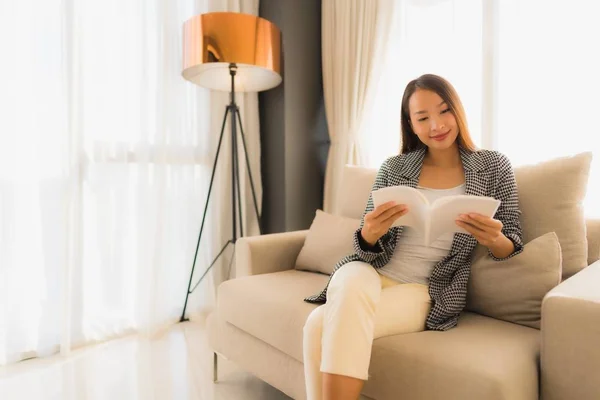 Retrato hermosa joven asiático mujeres leyendo libro y sentado en — Foto de Stock