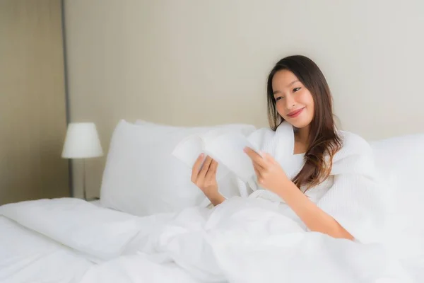 Porträt schöne junge asiatische Frauen lesen Buch auf dem Bett — Stockfoto