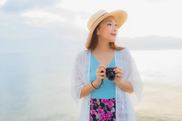 Retrato bonito jovem asiático mulheres feliz sorriso relaxar ao redor se — Fotografia de Stock