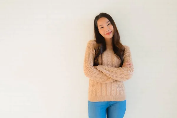 Portret mooi jong aziatische vrouwen glimlachen gelukkig in veel actie — Stockfoto