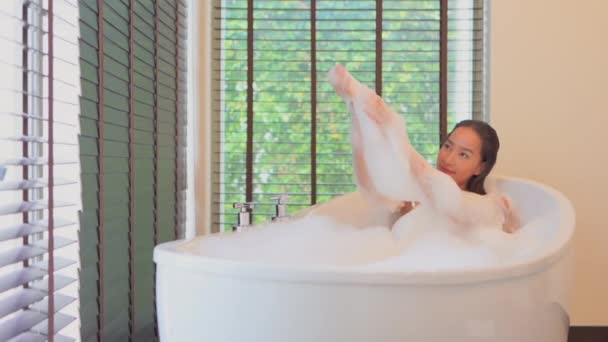 Zdjęcia Pięknej Azjatyckiej Kobiety Biorącej Kąpiel Domu — Wideo stockowe
