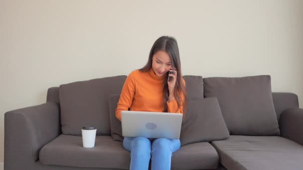 집에서 노트북을 가지고 일하는 아시아 여성의 — 비디오