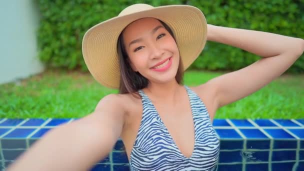 Images Belle Femme Asiatique Détendre Dans Piscine Hôtel — Video