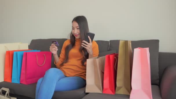 美しいアジアの女性が自宅でEショッピングをする映像 — ストック動画