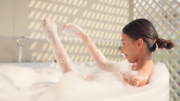 Metraje Hermosa Mujer Asiática Tomando Baño Casa — Vídeo de stock
