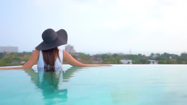 Metraje Hermosa Mujer Asiática Relajándose Piscina Hotel — Vídeo de stock