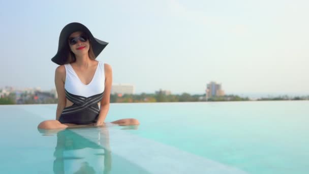 Imagini Ale Unei Frumoase Femei Asiatice Care Relaxează Piscină Hotel — Videoclip de stoc