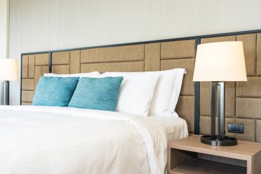 Yatak dekorasyonunda beyaz rahat yastık.