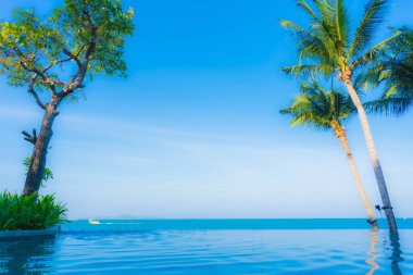 Oteldeki yüzme havuzunun güzel manzarası.