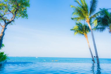 Oteldeki yüzme havuzunun güzel manzarası.