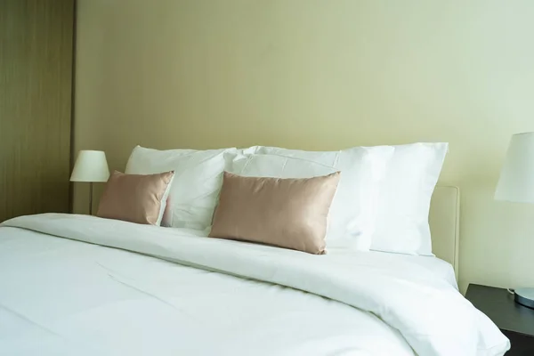Blanco almohada cómoda en la decoración de la cama interior —  Fotos de Stock
