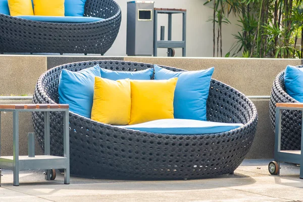 Terras in de tuin met sofa stoel en kussen decoratie — Stockfoto