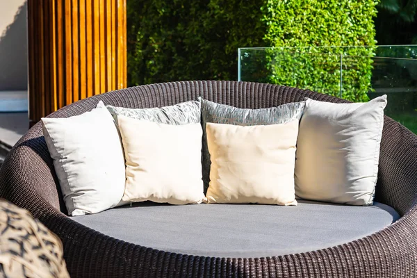 Cómoda almohada en la decoración de la silla del sofá al aire libre — Foto de Stock