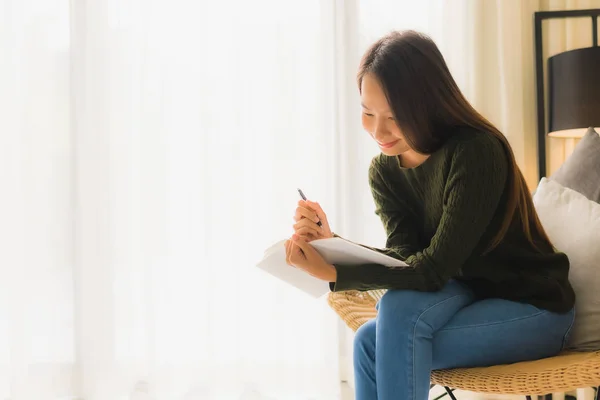 Ritratto belle giovani donne asiatiche leggere libro e seduta su — Foto Stock