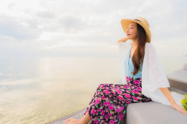 Porträt schöne junge asiatische Frauen glücklich lächeln um sich herum entspannen — Stockfoto