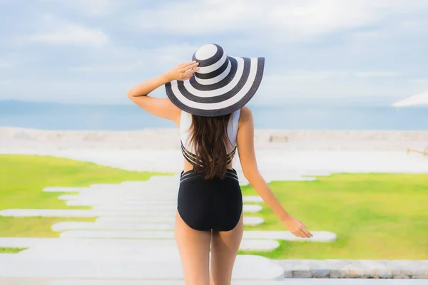 Retrato bonito jovem asiático mulheres feliz sorriso relaxar em torno de sw — Fotografia de Stock