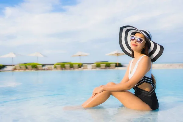 Retrato bonito jovem asiático mulheres feliz sorriso relaxar em torno de sw — Fotografia de Stock