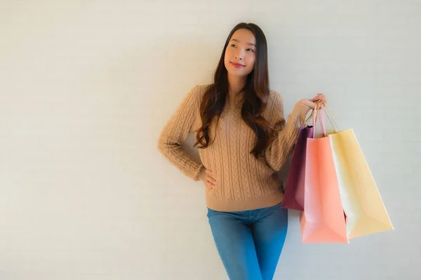 Porträtt vackra unga asiatiska kvinnor glad leende med shopping b — Stockfoto