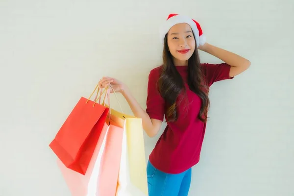 Portrét krásné mladé asijské ženy nosí vánoční santa klobouk wi — Stock fotografie