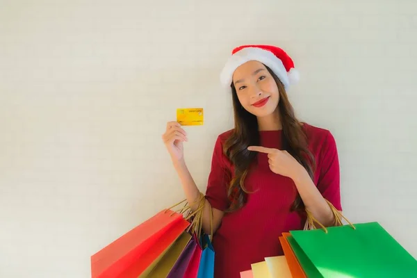 Porträtt vackra unga asiatiska kvinnor bär jul Santa hat wi — Stockfoto