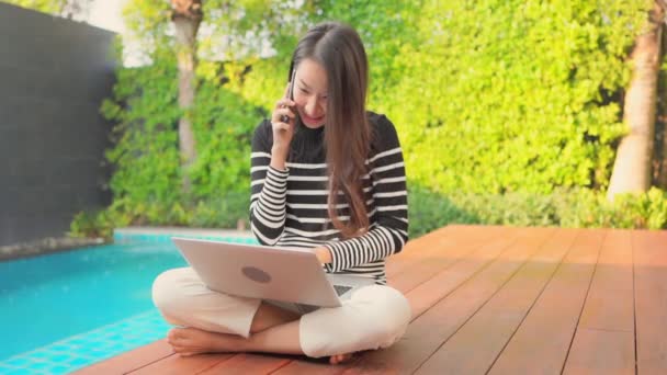 Material Archivo Hermosa Mujer Asiática Relajarse Piscina Hotel — Vídeo de stock