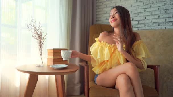 Séquences Belle Femme Asiatique Boire Café Maison — Video