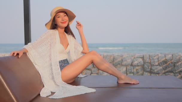 Filmaufnahmen Von Schönen Asiatischen Frau Der Küste Während Des Urlaubs — Stockvideo