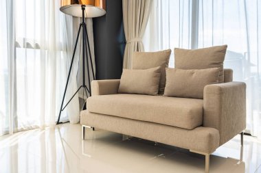 Kanepe sandalyede rahat yastık