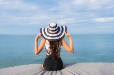 Güzel bir Asyalı kadın portresi. Rahatlayın. Gülümseyin.