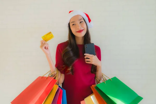 肖像画美しい若いアジアの女性はクリスマスの帽子を身に着けている — ストック写真