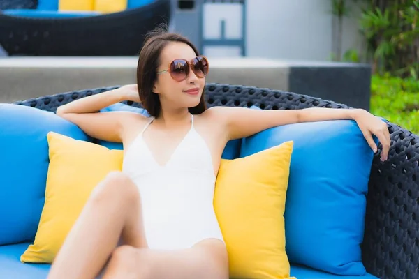 Portret mooi jong aziatisch vrouwen gelukkig glimlach ontspannen rond u — Stockfoto