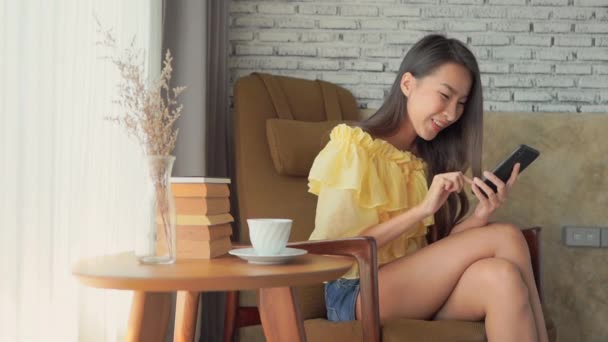 Séquences Belle Femme Asiatique Utilisant Smartphone Maison — Video