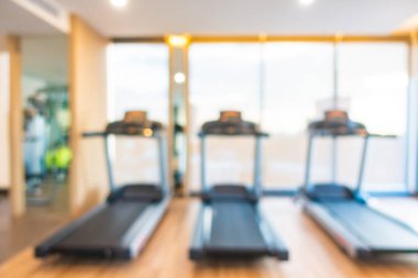 Beden eğitimi odasının içi spor malzemeleriyle dolu.