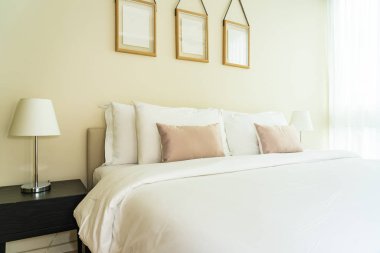 Yatak dekorasyonunda beyaz rahat yastık.