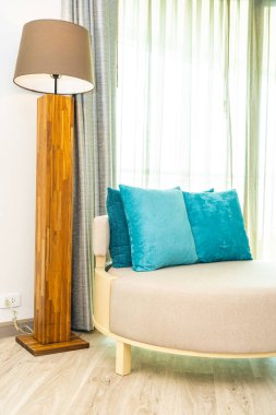 Oturma odasında kanepe dekorasyon yastık