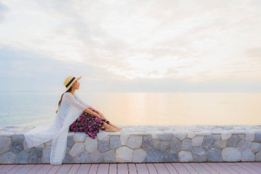 Güzel Asyalı genç kadınların portresi. Gülümseyin. Rahatlayın.