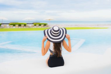 Güzel Asyalı genç kadınların portresi. Gülümseyin. Rahatlayın.