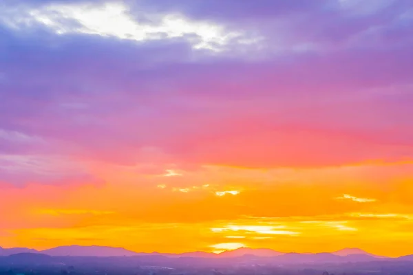 Hermoso paisaje con amanecer o atardecer sobre la montaña —  Fotos de Stock