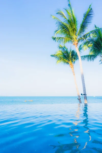 Oteldeki yüzme havuzunun güzel manzarası.