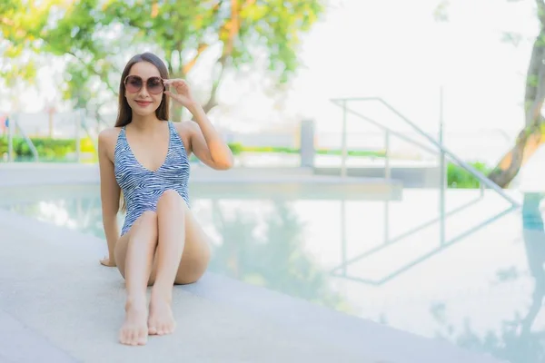 Mooie jonge aziatische vrouwen gelukkig glimlach ontspannen rond outdoor swi — Stockfoto