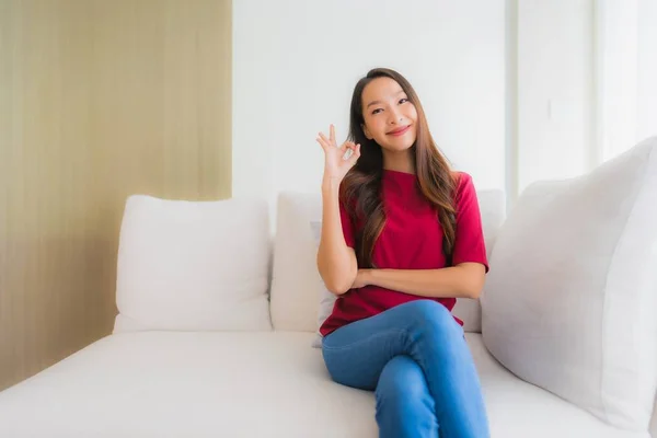 Retrato bonito jovem asiático mulheres feliz sorriso sentar no sofá — Fotografia de Stock