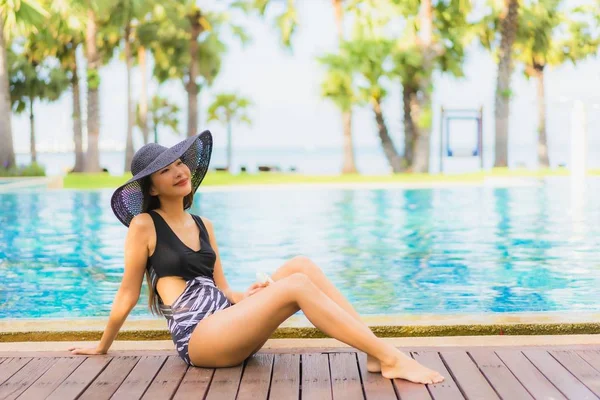 Güzel Asyalı genç kadınların portresi. Gülümseyin. Rahatlayın.