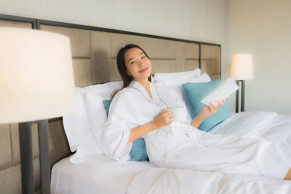 Porträt schöne junge asiatische Frauen mit Kaffeetasse und Buch über — Stockfoto