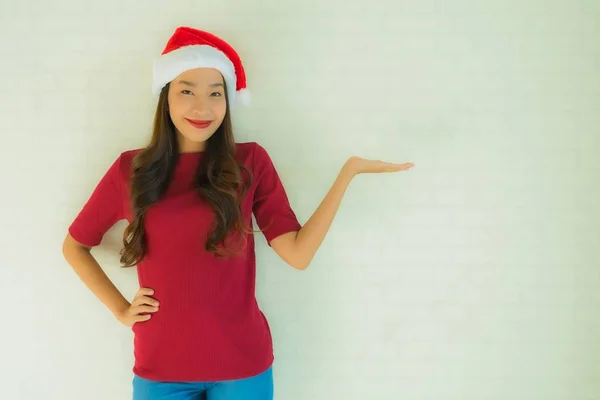 Ritratto belle giovani donne asiatiche che indossano il cappello di Babbo Natale per celeb — Foto Stock