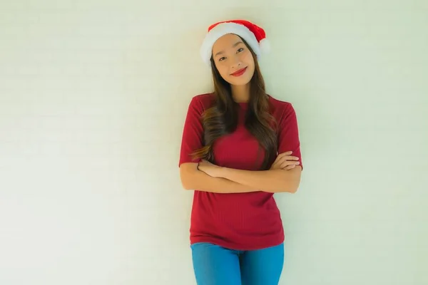 Retrato bonito jovem asiático mulheres vestindo santa chapéu para celebridade — Fotografia de Stock