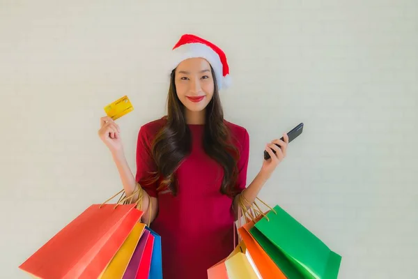 Ritratto bella giovane asiatico donne indossare natale santa hat wi — Foto Stock