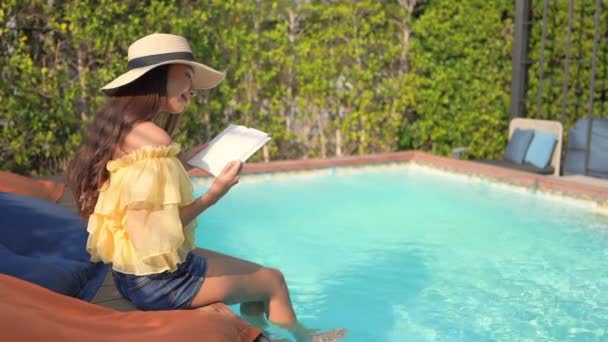 Material Archivo Hermosa Mujer Asiática Relajarse Piscina Hotel — Vídeos de Stock