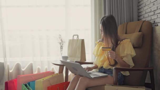Beeldmateriaal Van Mooie Aziatische Vrouw Het Maken Van Shopping Thuis — Stockvideo
