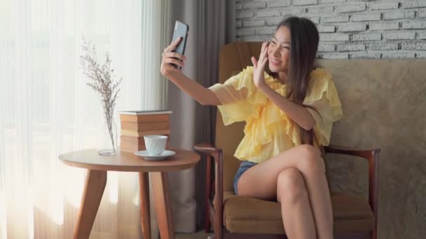 Güzel Asyalı Kadının Evde Akıllı Telefon Kullandığının Görüntüleri — Stok video